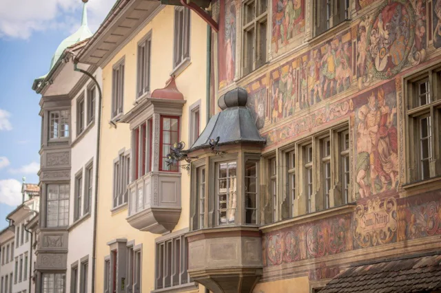 Entdecken Sie bei einem Rundgang durch die beschauliche Altstadt die 171 beeindruckenden, kunstvoll verzierten Erker, die das Stadtbild prägen.