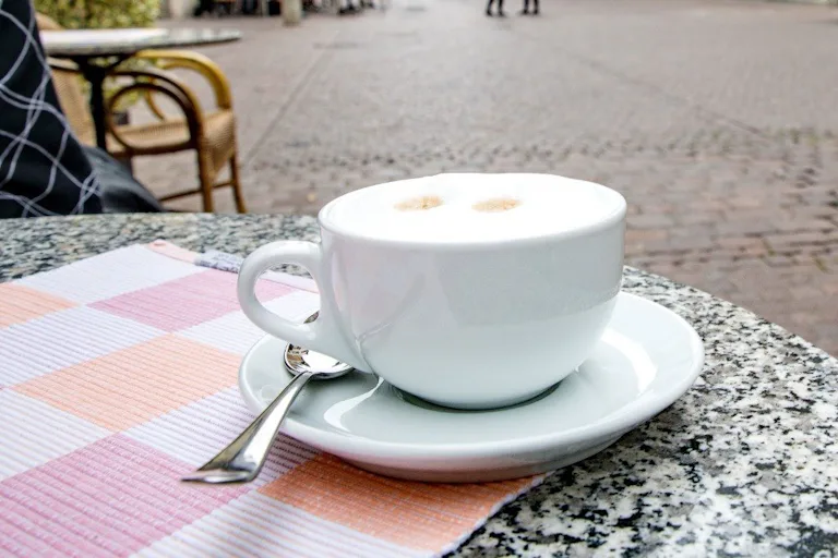 Zeit für Genuss: In einem der zahlreichen Cafés in der Altstadt lässt sich wunderbar eine Pause einlegen. Besonders empfehlenswert ist das Café Vorder...