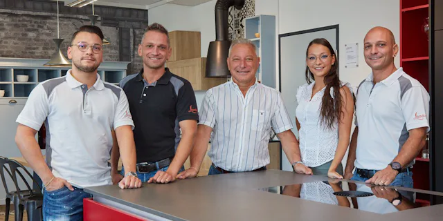 Die Landolfi Group beschäftigt heute rund 40 Mitarbeitende und ist fest in Familienhand: Giuseppe Landolfi (Mitte) und vier seiner fünf Kinder.