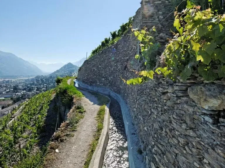 Au départ d’Icogne, la balade du bisse de Clavau, longue de 14 km (3h30 de marche) et de difficulté moyenne, offre de superbes vues sur la vallée du R...