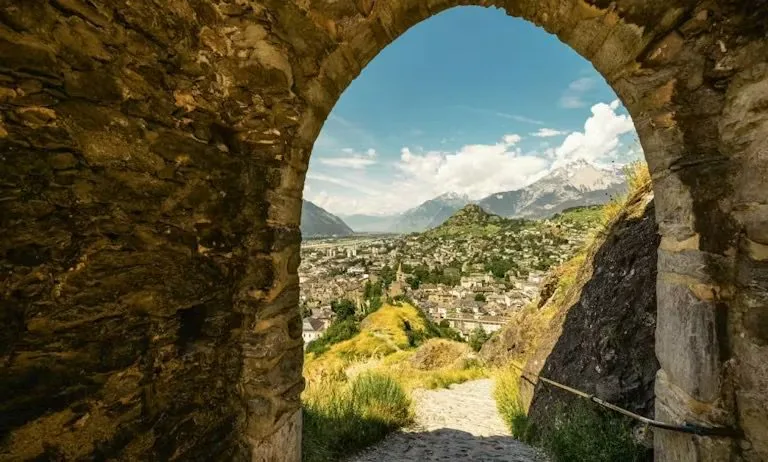 Une fois à Sion, il vaut la peine de flâner un peu dans la vieille ville, très bien conservée, avant d’aller visiter les deux châteaux emblématiques d...