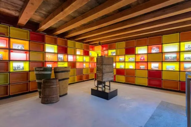 À Salquenen, le Musée du Vin du Valais, installé dans la maison historique Zumofen, marque le point de départ de la randonnée. Il raconte l’histoire d...