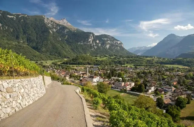 Cette randonnée facile de 9,4 km (2h30 de marche) entre Villars – accessible en bus depuis Aigle ou avec le train depuis Bex invite à une balade entre...
