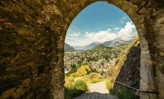 Une fois à Sion, il vaut la peine de flâner un peu dans la vieille ville, très bien conservée, avant d’aller visiter les deux châteaux emblématiques d...