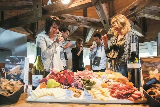 Pour découvrir l’une des plus vieilles villes de Suisse autrement, le Sion Wine & Dine Tour propose une visite guidée entre patrimoine et gastronomie...