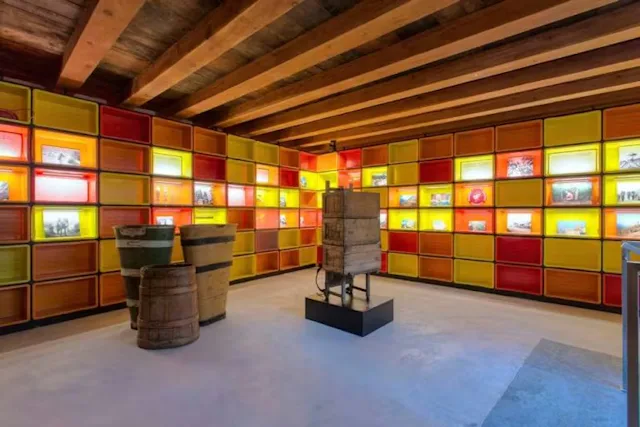 À Salquenen, le Musée du Vin du Valais, installé dans la maison historique Zumofen, marque le point de départ de la randonnée. Il raconte l’histoire d...