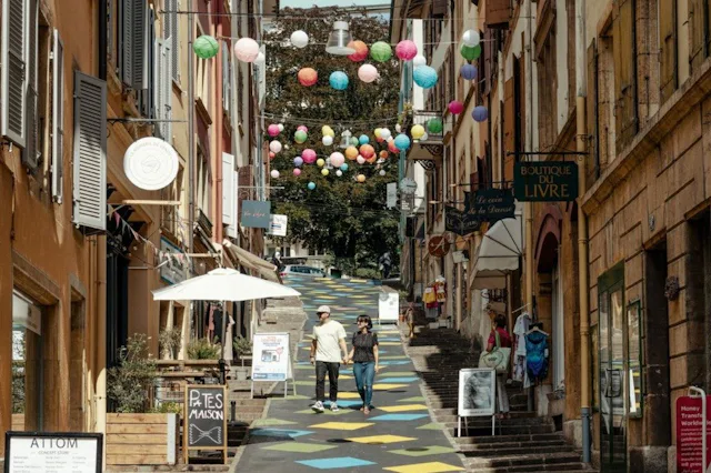 Nature, culture et gastronomie par excellence: avant de monter à bord du RegioExpress à Neuchâtel, promenez-vous dans sa vieille ville au riche passé...