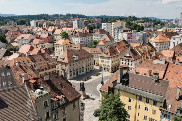 Depuis Neuchâtel, le RegioExpress vous emmène en tout confort et en seulement 27 minutes dans un joyau architectural: La Chaux-de-Fonds. Inscrite au p...