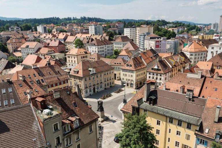 Depuis Neuchâtel, le RegioExpress vous emmène en tout confort et en seulement 27 minutes dans un joyau architectural: La Chaux-de-Fonds. Inscrite au p...