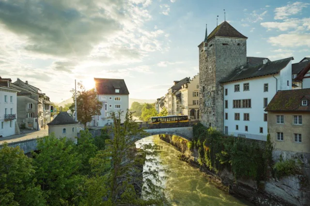 Avant de monter dans le train, une visite de la vieille ville de Brugg s’impose, pour son charme médiéval, sa «tour Noire» et son emplacement sur les...