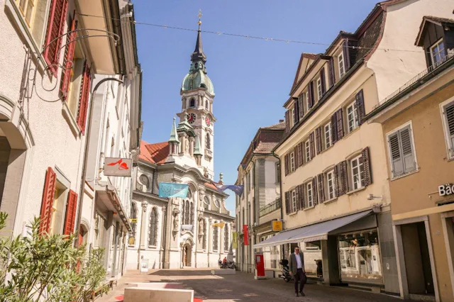 La jolie vieille ville de Frauenfeld ne manque pas d’atouts avec ses petites boutiques, ses bars et ses ateliers d’artistes et d’artisans. L’église Sa...