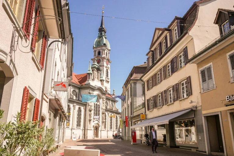 La jolie vieille ville de Frauenfeld ne manque pas d’atouts avec ses petites boutiques, ses bars et ses ateliers d’artistes et d’artisans. L’église Sa...