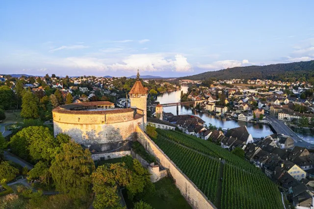 La forteresse du Munot constitue un arrêt incontournable, tant la vue qu’elle offre sur la ville et le Rhin est fantastique.