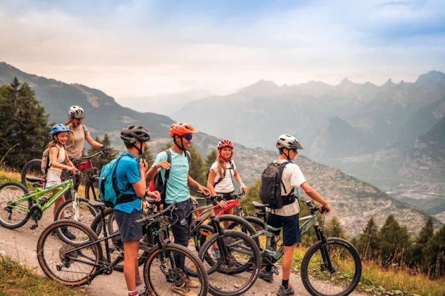 Grosse und kleine Mountainbiker entdecken die markierten Velowege