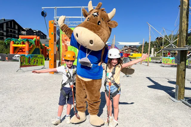 Das Maskottchen Cheesy im Kinderdorf