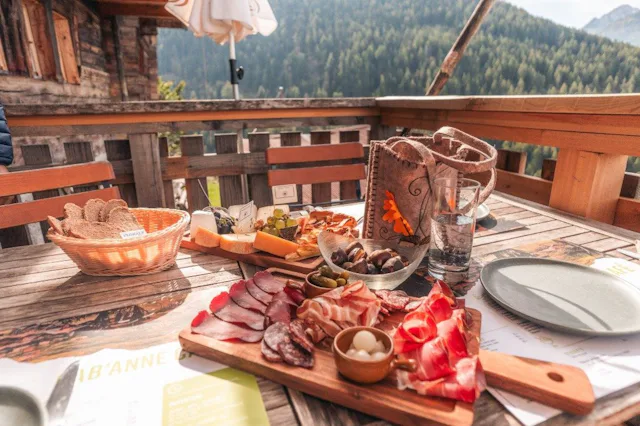 Pause auf der Sonnenterrasse des Cab’Anne mit lokalen Spezialitäten