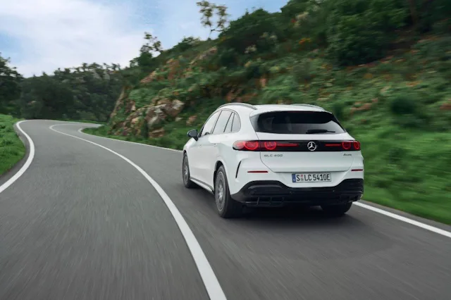 Silencieux et dynamique sur la route à bord du SUV familial électrique.