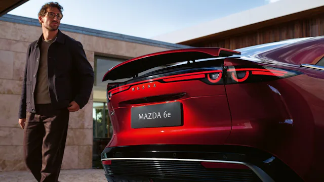 Im Mazda6e schafft die Reduktion aufs Wesentliche Raum für Entspannung und Fokus.