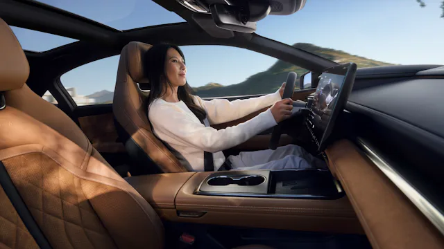 Dans la Mazda6e, la réduction à l’essentiel crée un espace de détente et de concentration.