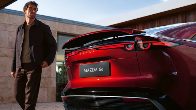 Dans la Mazda6e, la réduction à l’essentiel crée un espace de détente et de concentration.