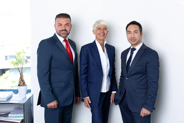 Walid Fouda – Courtier, Valérie Prélaz – Courtière Responsable, Billy Du – Assistant des ventes.