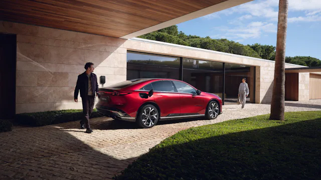 La batterie standard de 68,8 kWh de la Mazda6e peut être rechargée en 15 minutes, offrant ainsi une autonomie de 235 km.