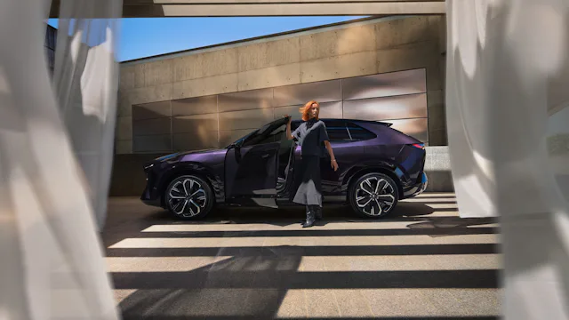 Découvrez l’habitacle du tout nouveau Mazda CX-6e en faisant défiler les images vers la gauche.