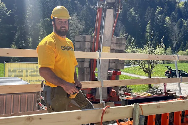 Der 34-jährige Schwinger ist gelernter Maurer und Bauvorarbeiter bei der Arbeit an einem Einfamilienhaus in Wasen im Emmental.