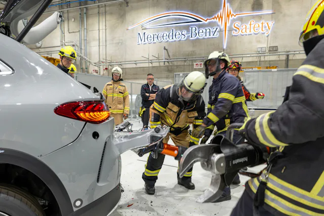 Des pompiers de différents pays s’entraînent sur des modèles actuels de Mercedes-Benz.
