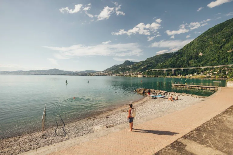 5e arrêt: pour finir en beauté, 3 minutes de plus avec le train régional vous mèneront à Villeneuve et à la plage des Marines. Avec sa bande de galets...
