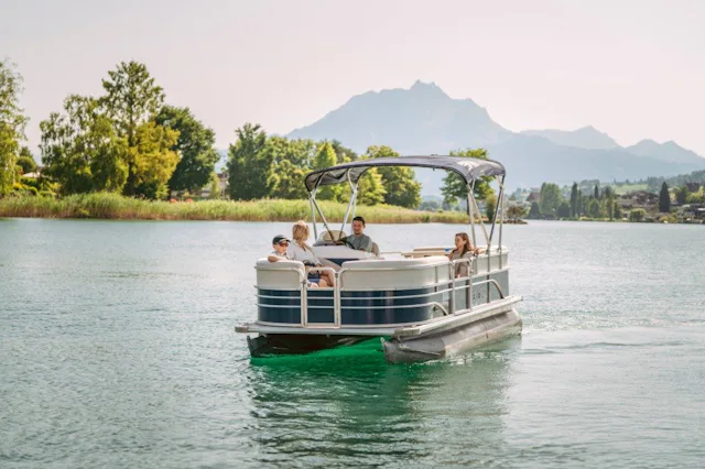 2. Highlight: Alternativ bleiben Sie noch 12 Minuten in der S3 sitzen und fahren weiter bis Küssnacht am Rigi. Hier lädt die Promenade zum Flanieren e...