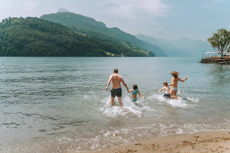 Incontournable no 4: enfin, vous pouvez vous rendre de Schwytz à Brunnen en seulement 4 minutes avec le train S3, où un magnifique chemin s’étend sur...
