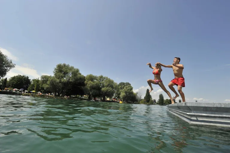 Bien entendu, vous pouvez aussi piquer une tête dans l’eau rafraîchissante de Romanshorn: sa station balnéaire compte parmi les points de baignade les...