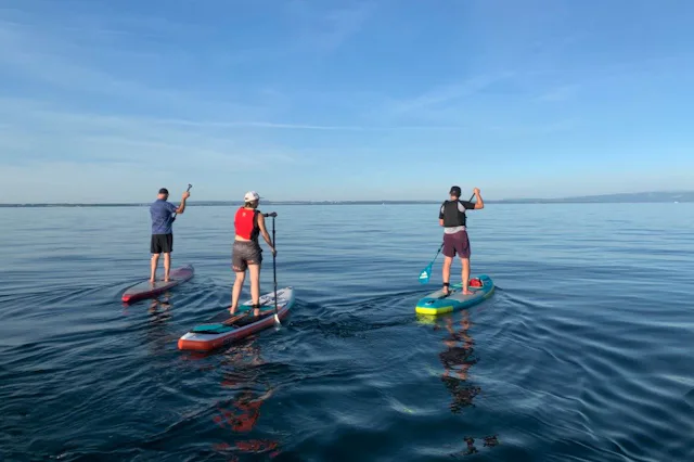 Auch noch Lust auf Stand-up-Paddling? Gleich neben dem Seebad finden Sie eine grosszügige Wiese zum Entspannen sowie eine SUP-Station zur Selbstbedien...