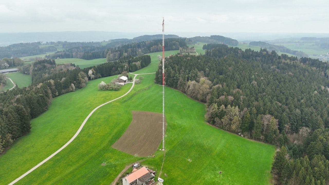 Der Windmessmast steht am Anfang des dreistufigen Prüfprozesses und misst Wind- und Fledermausdaten.
