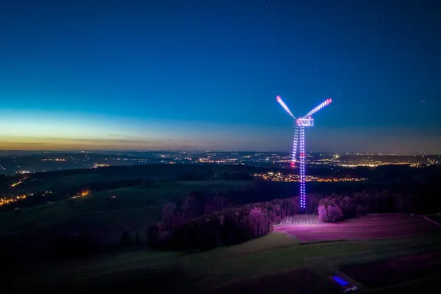 Im Windeignungsgebiet Boxloo bei Wil SG hat Axpo eine Windturbine mittels Drohnen in Echtgrösse an den Nachthimmel gezeichnet.