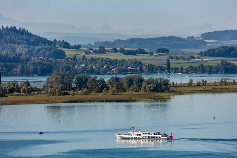 1. Highlight: Mit dem Zug gelangen Sie von Basel in nur knapp über einer Stunde nach Biel. Hier sollten Sie sich eine Schifffahrt auf dem Bielersee ni...