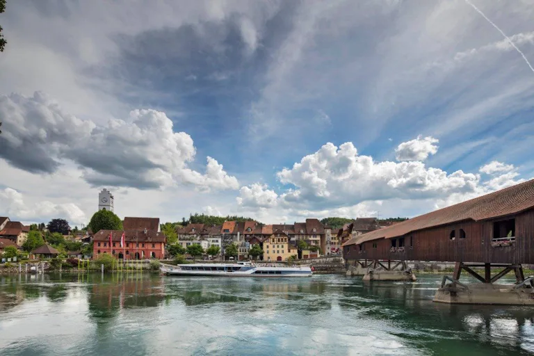 2. Highlight: Wenn Sie den Charme einer Flussschifffahrt bevorzugen, ist eine Fahrt auf der Aare genau das Richtige für Sie. Vom Bieler Hafen aus star...