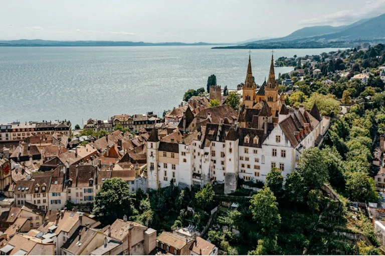3. Highlight: Alternativ steigen Sie 19 Minuten später in Neuchâtel aus und lassen sich vom historischen Ambiente und vom mediterranen Charme der Alts...