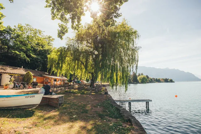 2e arrêt: depuis Cully, le train régional vous emmène à la plage de La Maladaire à Burier en 13 minutes. Au camping adjacent, vous trouverez des insta...