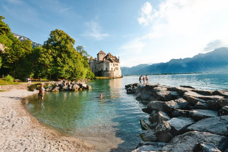 4e arrêt: une visite au château de Chillon s’impose comme une évidence lorsque l’on se promène au bord du Léman. Mais saviez-vous qu’une charmante pla...