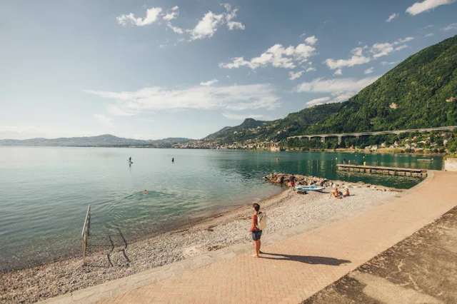 5e arrêt: pour finir en beauté, 3 minutes de plus avec le train régional vous mèneront à Villeneuve et à la plage des Marines. Avec sa bande de galets...