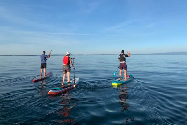 Vous aimez le stand up paddle? À proximité immédiate de la plage se trouvent une vaste étendue d’herbe propice à la détente ainsi qu’une station de st...