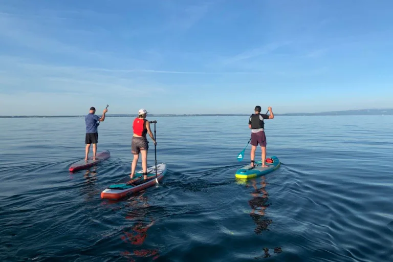 Vous aimez le stand up paddle? À proximité immédiate de la plage se trouvent une vaste étendue d’herbe propice à la détente ainsi qu’une station de st...