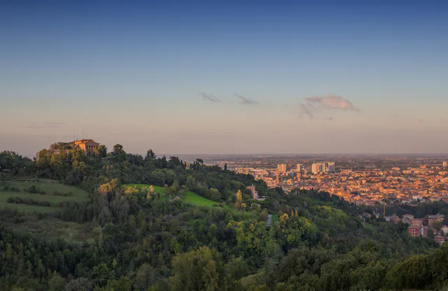 Eine Oase der Erholung: Der Ausblick vom Park der Villa Ghigi erstreckt sich über ganz Bologna.