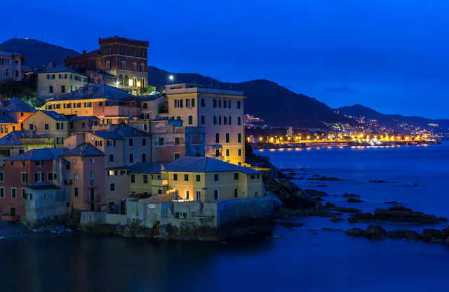Dolce far niente: Das Stadtviertel Boccadasse ist perfekt, um sich den Sonnenuntergang über dem Meer anzusehen und einen Aperitif zu geniessen.