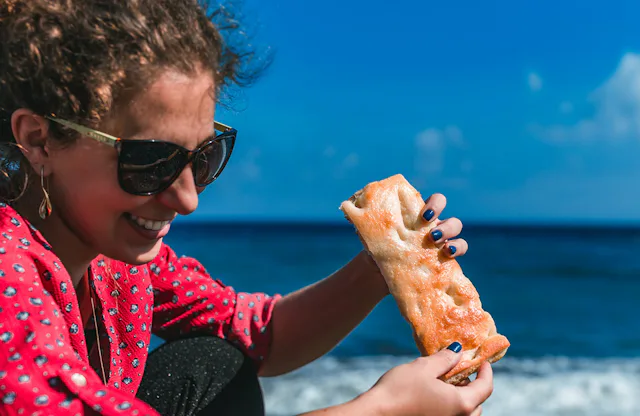 In Genuas Gassen-Wirrwarr verirrt man sich schnell: Mit einer Focaccia in der Hand ist das aber halb so schlimm.