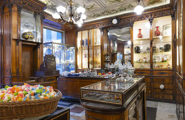 Läden wie dieser gehören dank jahrhundertelanger Geschichte zum Weltkulturerbe: Süsse Spezialitäten.