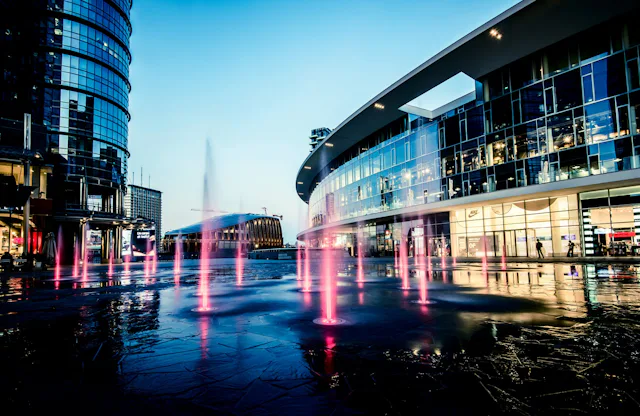 Wurde nach einer italienischen Architektin benannt, die Orten der Nachkriegszeit neues Leben eingehaucht hat: Piazza Gae Aulenti.