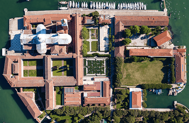 San Giorgio Maggiore, eine Insel in der venezianischen Lagune, ist ein beliebtes Ausflugsziel: Blick auf die Häuser und Innenhöfe von San Giorgio Maggiore.